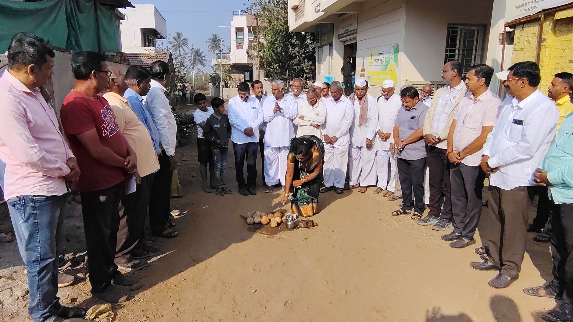 कोथळी गावातील समगे गल्ली मध्ये रस्ते बांधकाम विकास कामाचे शुभारंभ